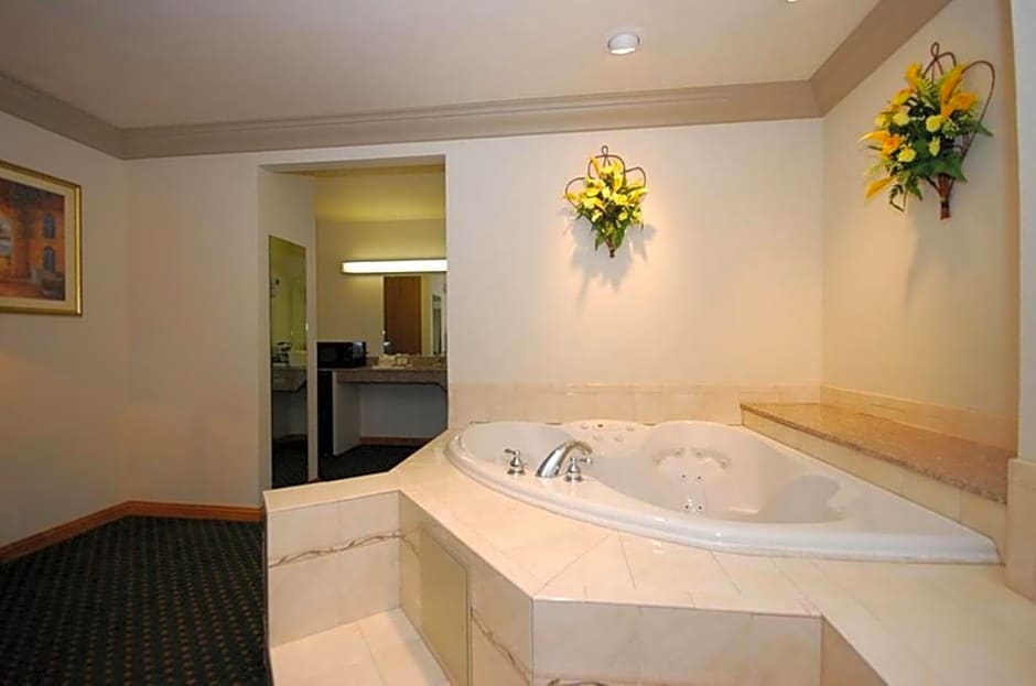 Cloverdale Wine Country Inn & Suites