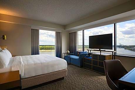 River View Corner King, Larger Guest room, 1 King, River view, Corner room, Away from elevator