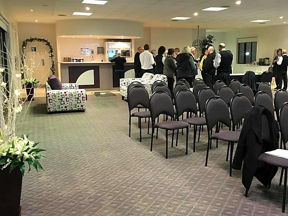 Blazing Stump Motel & Suites