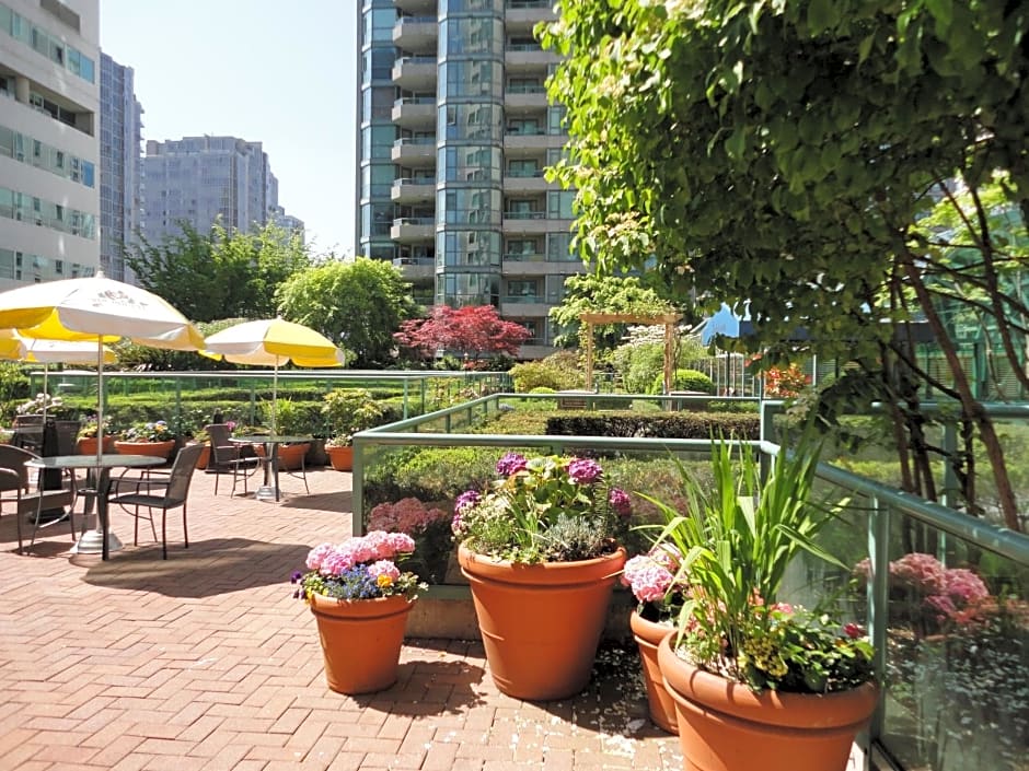Rosedale on Robson Suite Hotel