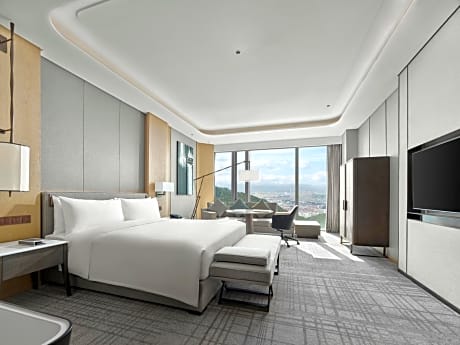 Deluxe King Room with Mountain View