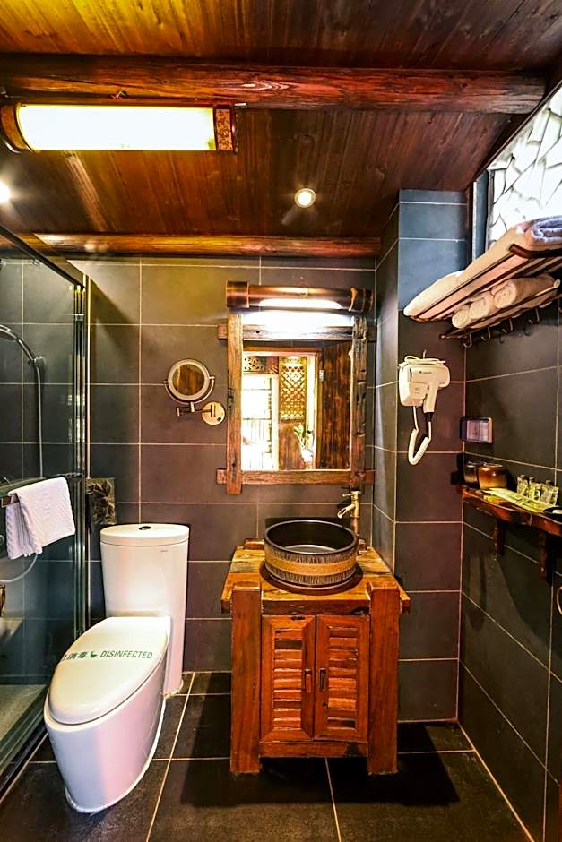 Yangshuo Tea Cozy-Free one way pick up service over 4 nights, English speaking, Yulong river location,Laundry service,Swimming pool, Bicycle rent