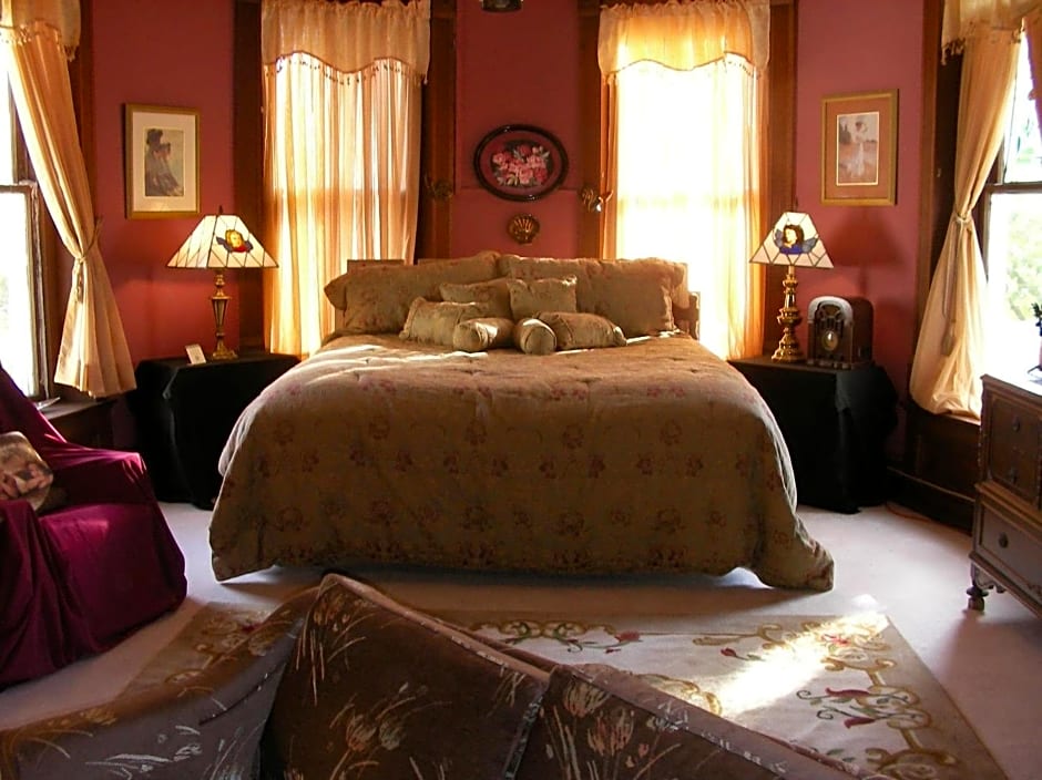 Riverview Mansion Hotel