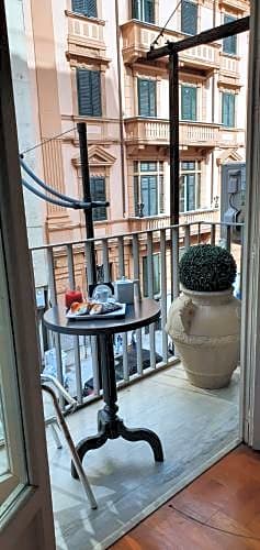 Smart Hotel Gallery House
