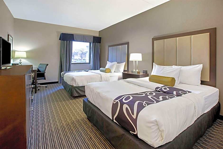 La Quinta Inn & Suites by Wyndham Detroit Metro Airport