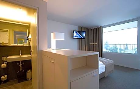 Suite with Lake View and Balcony