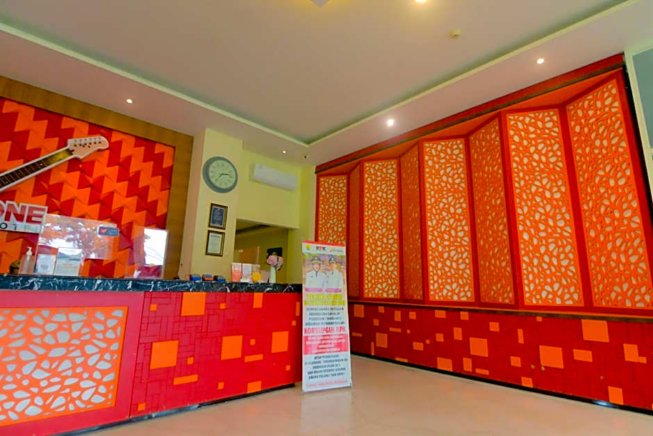 Front One Hotel Purwodadi