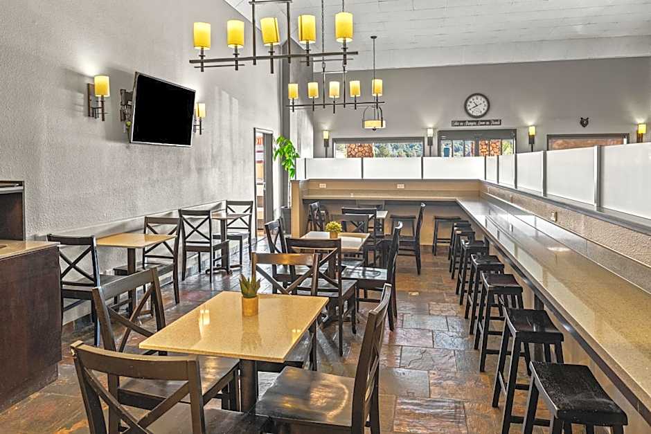 Yosemite Southgate Hotel & Suites