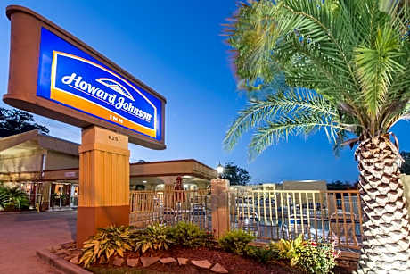 Howard Johnson by Wyndham Historic Lake Charles