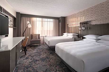 Queen Room with Roll-In Shower - High Floor/Mobility/Hearing Accessible