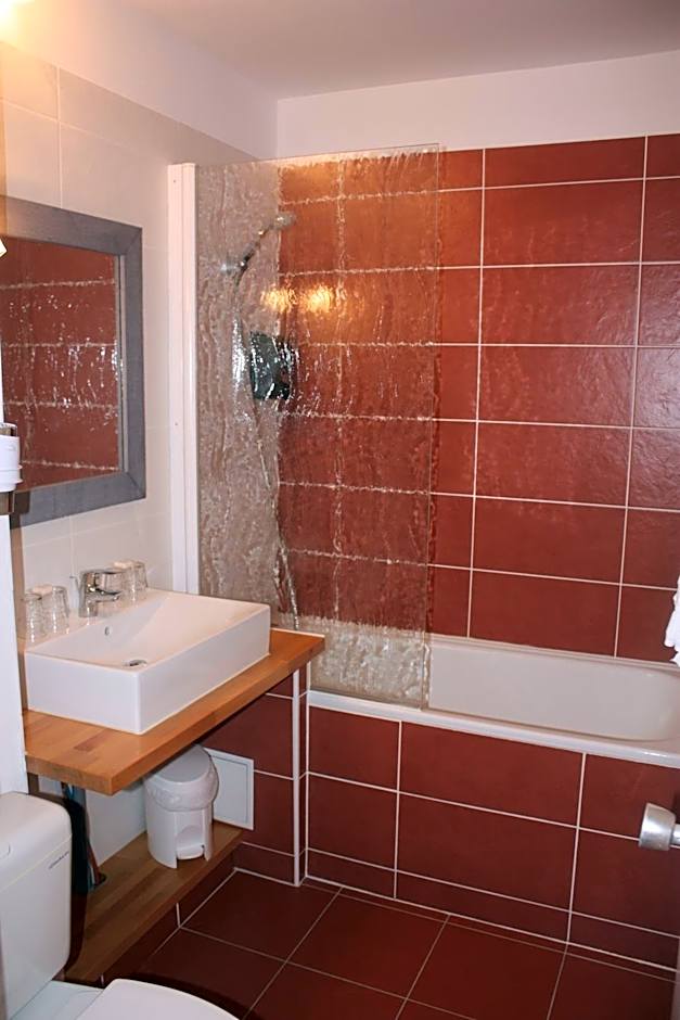 Logis Latitude Ouest Hôtel Restaurant & Spa