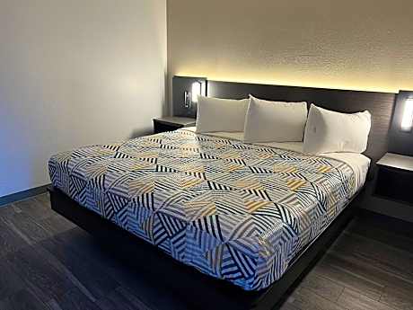 Queen Room - Disability Access - Non-Smoking