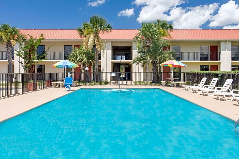 Days Inn & Suites by Wyndham Navarre Conference Center