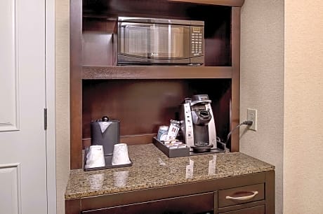 1 King Premium W/In-Room Drinks-Snacks