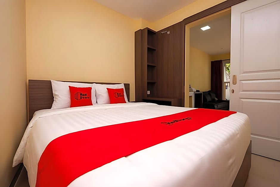RedDoorz Plus near Paragon Mall Semarang