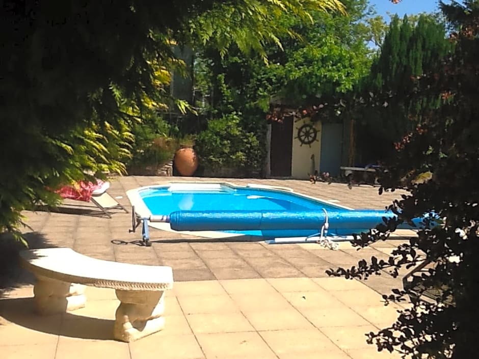 Tudor Lodge with pool & BBQ cabin