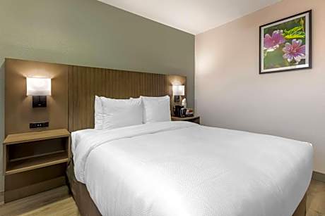 Queen Room with Roll-In Shower - Disability Access/Non-Smoking