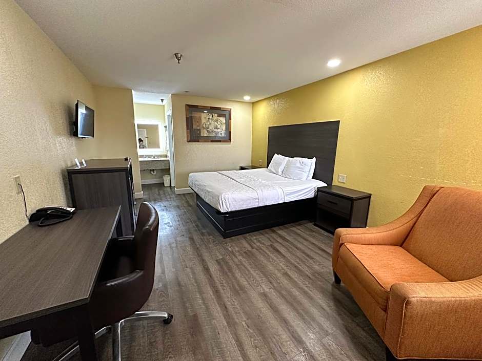 Rodeway Inn & Suites Hwy 290 Nw