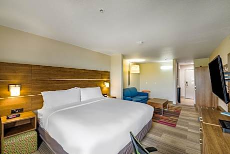 Suite 1 Bedroom Hearing Accessible Tran Shower Non-Smoking