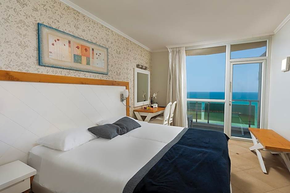 Photo 1 of 12 of Superior, Bathtub, Sea View