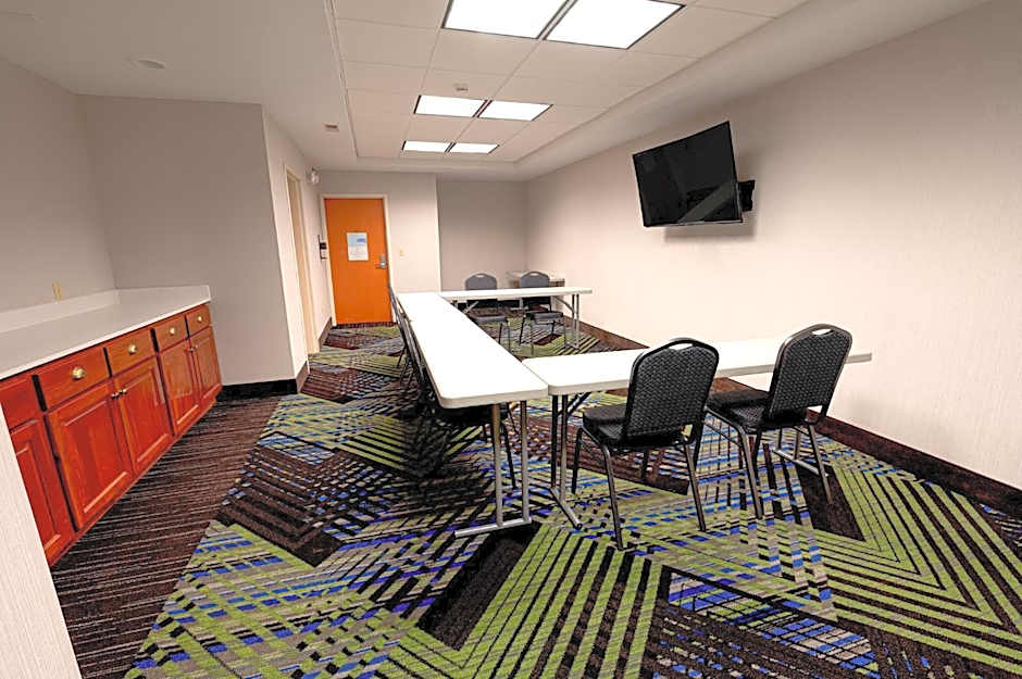 Holiday Inn Express Hotel & Suites East Lansing By IHG