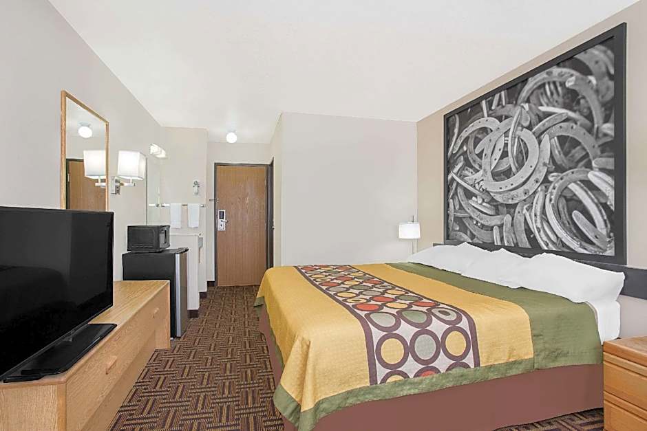 Super 8 by Wyndham Bloomfield