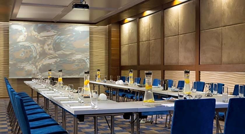 Renaissance by Marriott Izmir Hotel