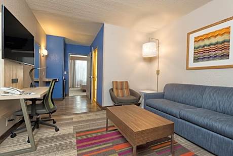 One-Bedroom King Suite with Communications Accessible Roll-In Shower