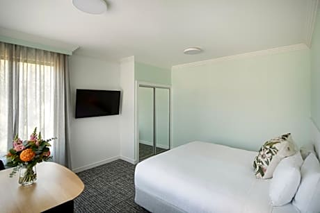 Accessible Superior Room with One King Bed