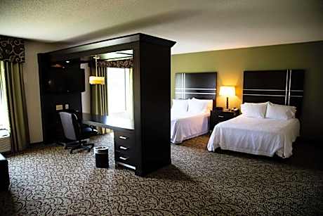 2 Qns Mobility/hearing Access Tub Studio Ns Vis Firealrm/door/phn Alrt/sofabed Microwv/fridge/wetbar