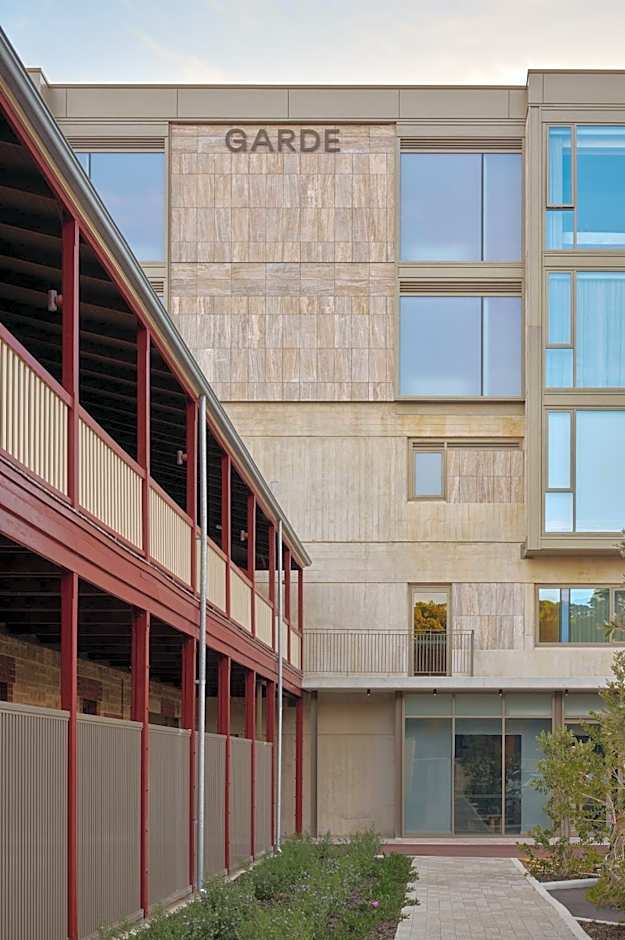 Garde and Warders Hotel