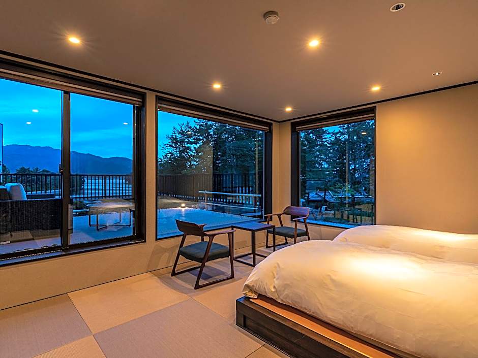 Deluxe 2 Beds, Terrace — 18 fotoğraftan 1. fotoğraf