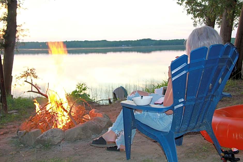 Lakehouse chalet on Sky Lake Ontario 5 bedrooms