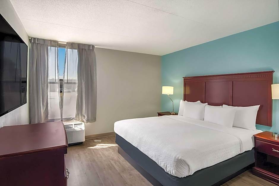 Clarion Inn & Suites Grand Rapids Airport