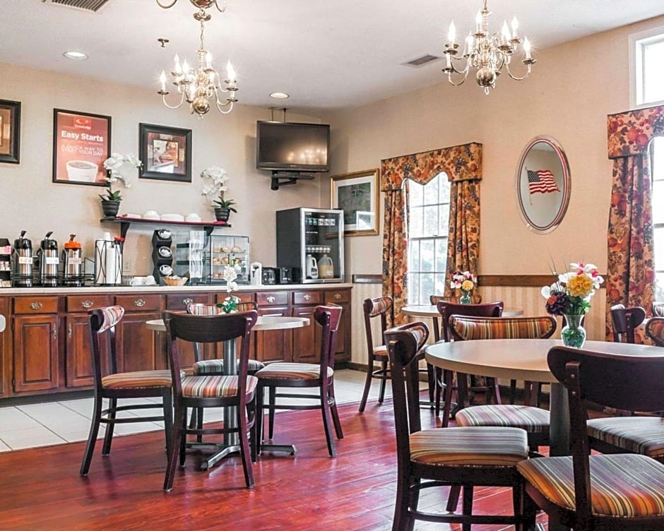 Econo Lodge Inn & Suites