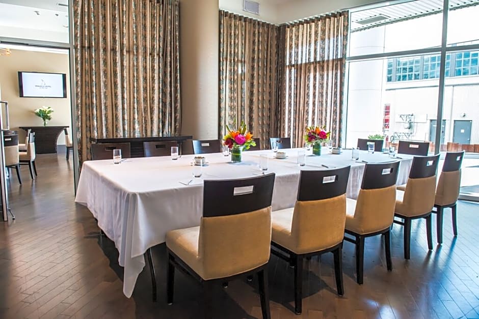 Pinnacle Hotel At The Pier