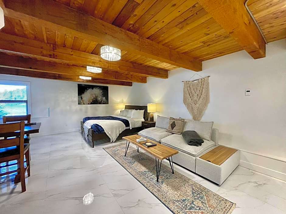 Waterfront Hot Tub Firepit King Bed - 6H