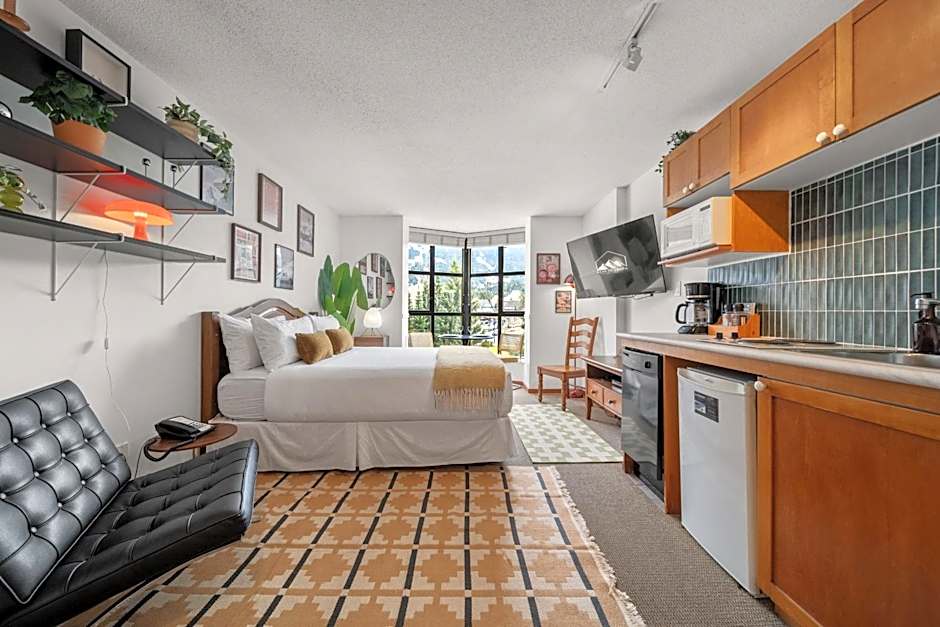 Mid Century Modern - Studio w Pool & Hot Tub