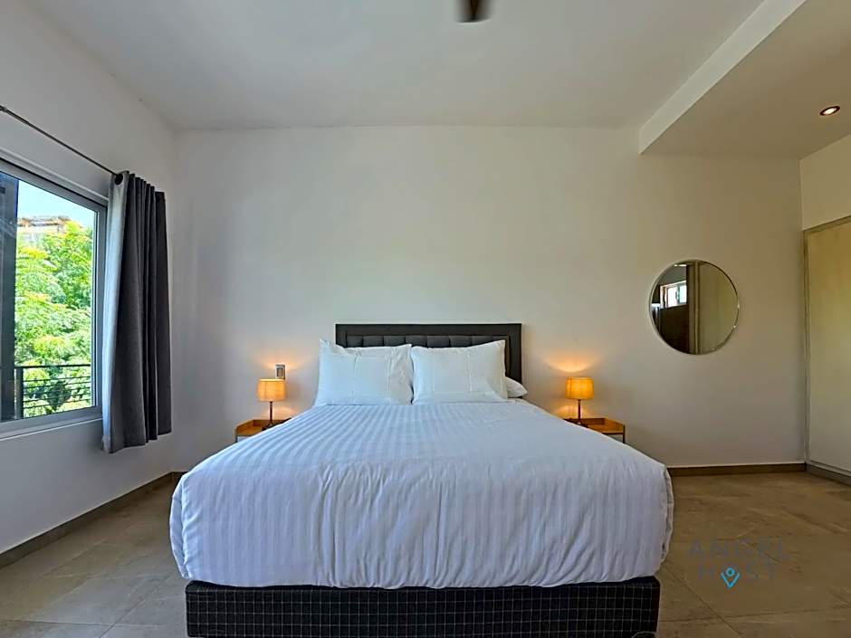 Commercial Zone Studios, Pool, BBQ and Beach 7 Blocks