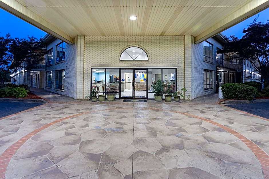 Days Inn by Wyndham Spartanburg Waccamaw