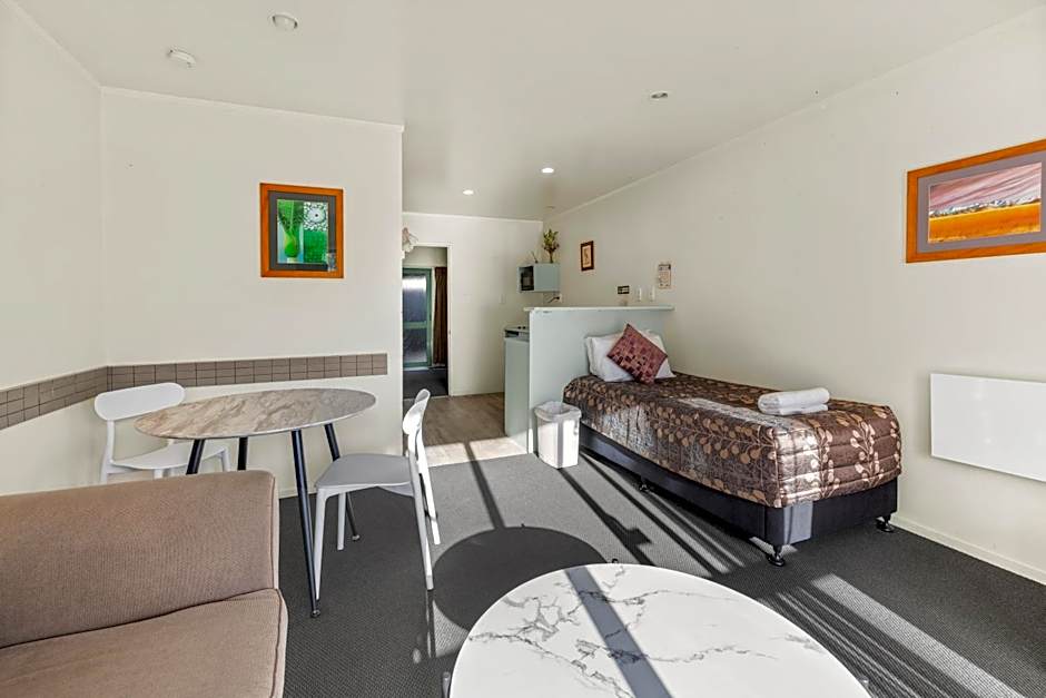 Birchwood Spa Motel