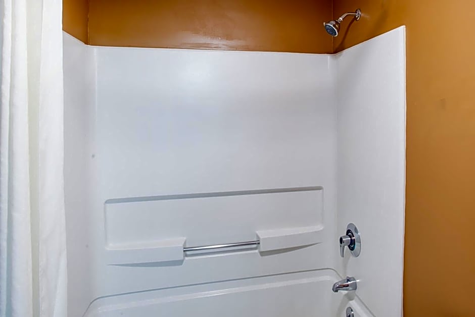 Super 8 by Wyndham Plattsburgh