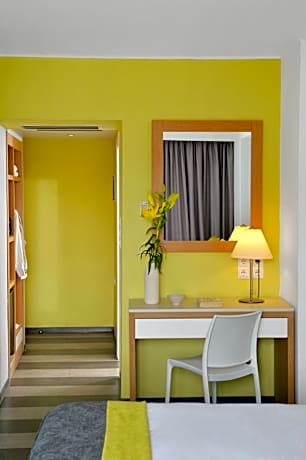 Triple Room with City View