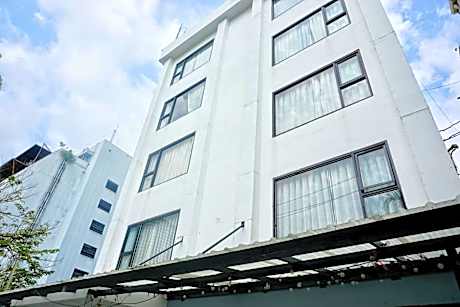 Hash Apartment Silom Soi 3 triple room