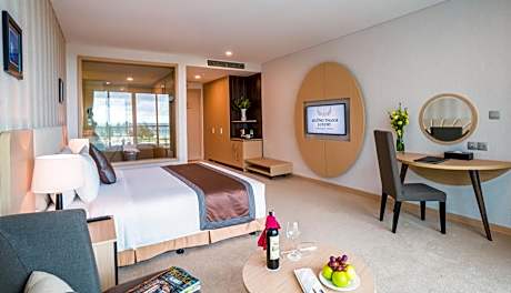 Deluxe King Room with Balcony and Sea View - High Floor