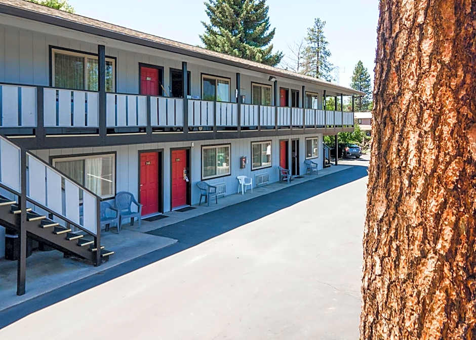 Charm Motel & Suites