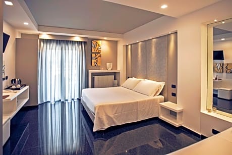 Deluxe Suite with Spa Bath