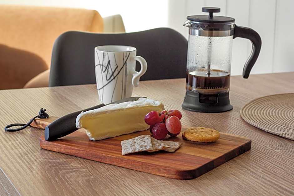 Cozy Studio Close to City, Kitchen & Parking