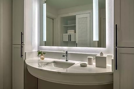 King Suite with Pool View