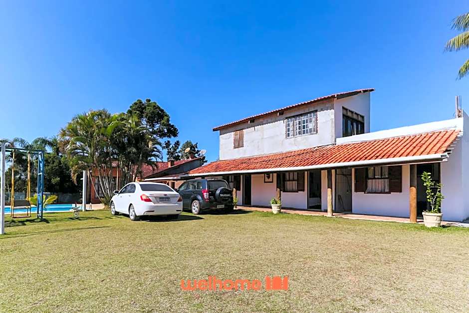 Casa em Cotia com piscina e área de lazer infantil